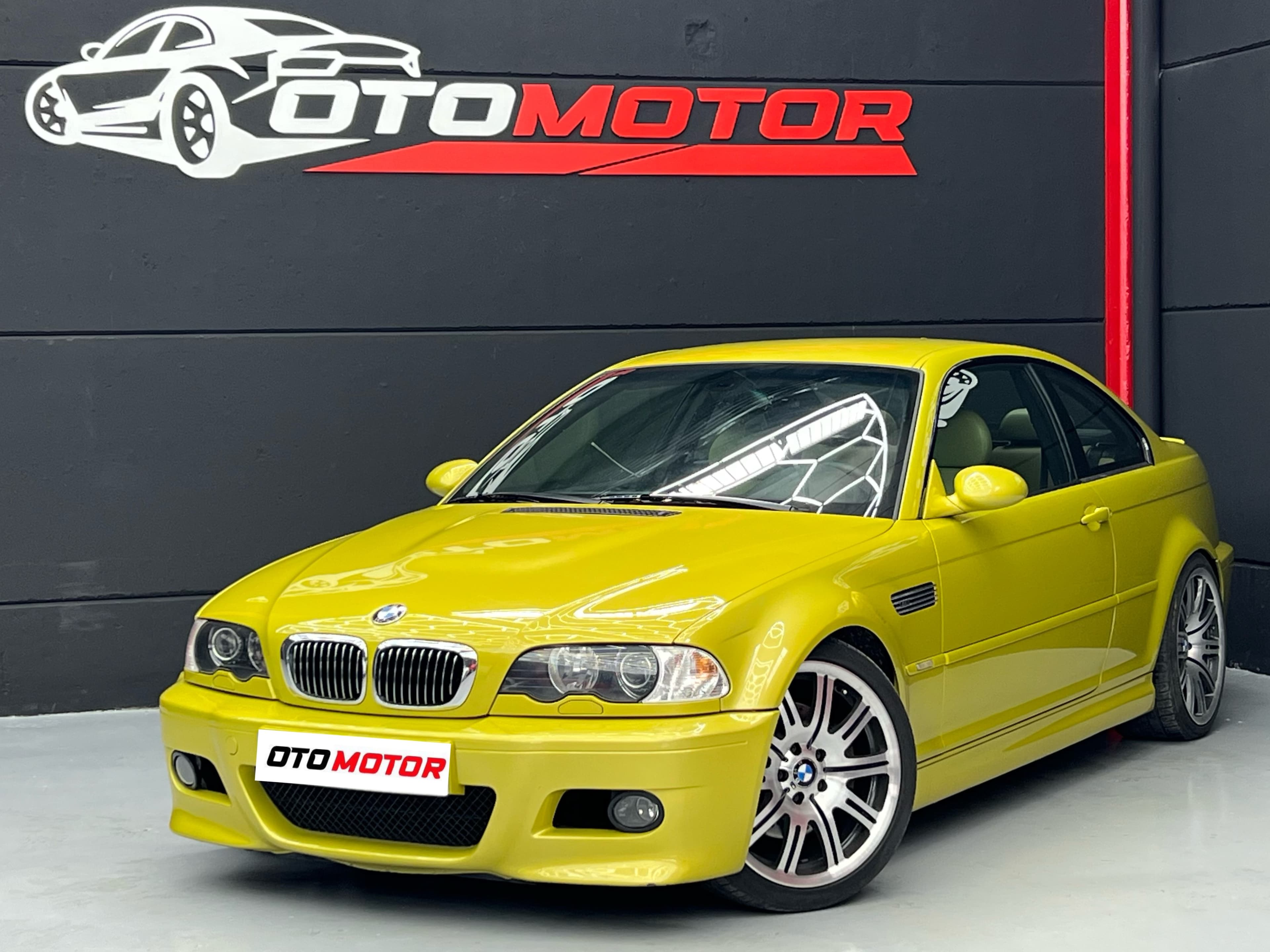 BMW M3 E46 Phoenix Yellow, vista frontal en showroom OtoMotor