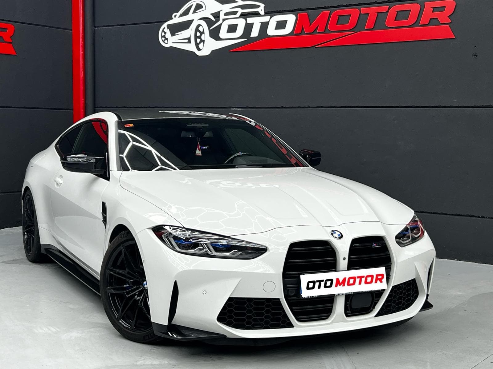 BMW M4 Competition blanco 2021 vista frontal en OtoMotor