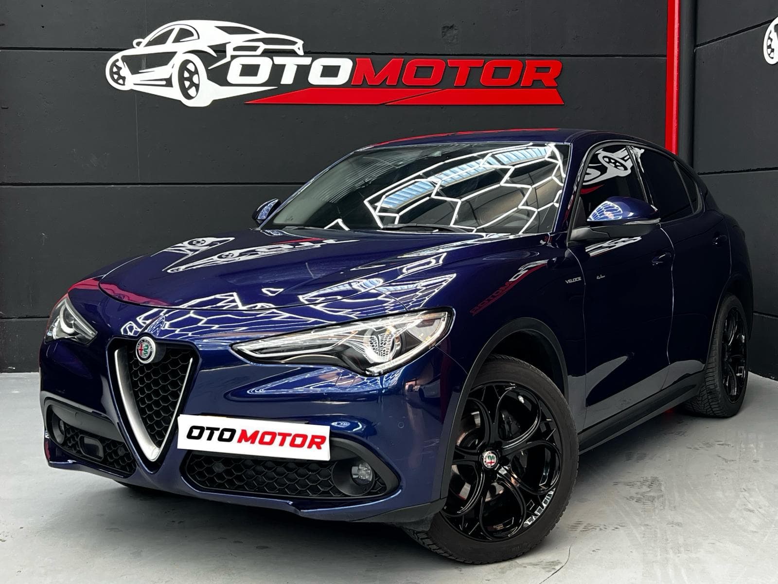 Alfa Romeo Stelvio Q4 azul, vista frontal en showroom OtoMotor