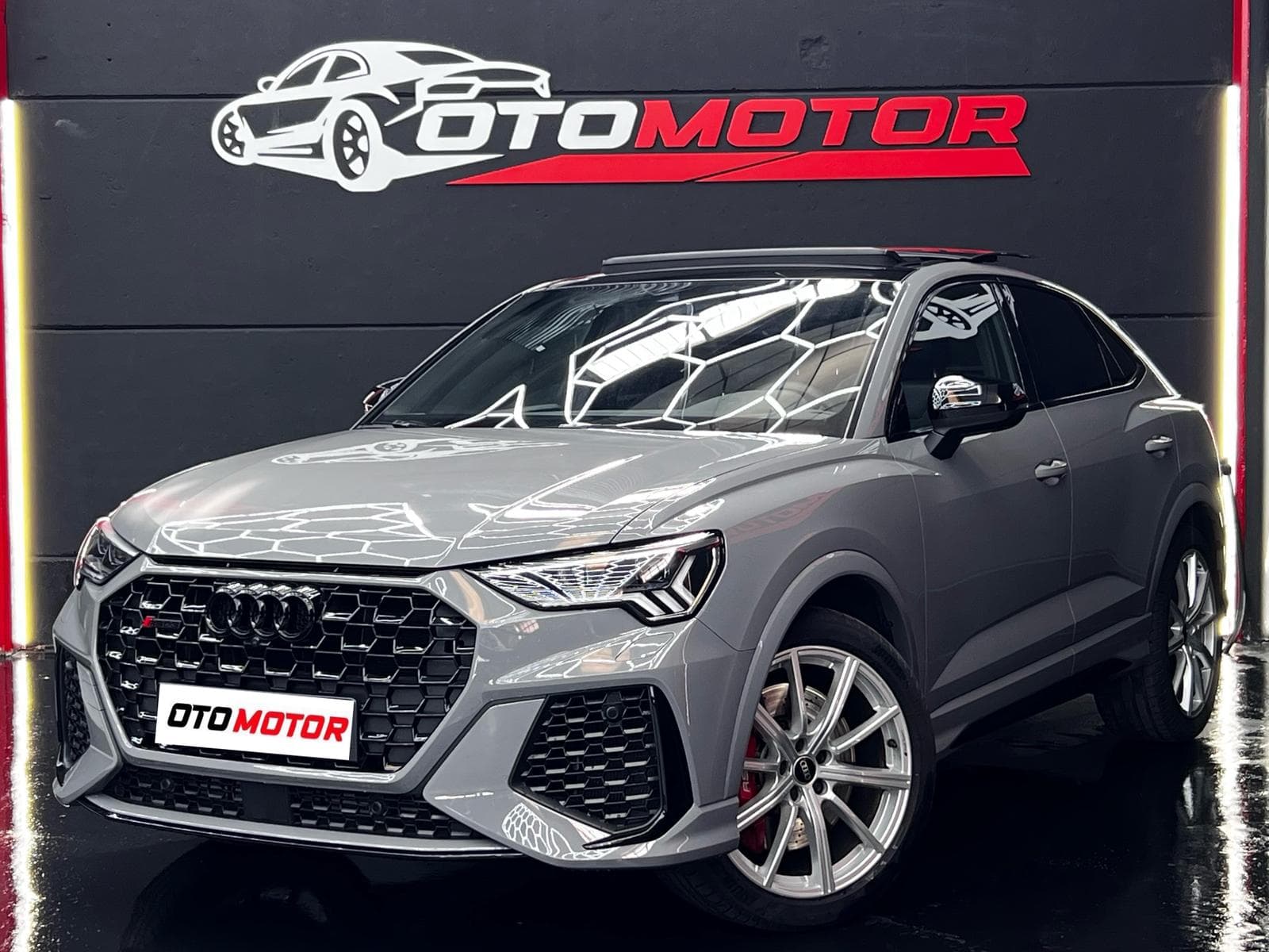 Audi RSQ3 Sportback negro, vista frontal en showroom OtoMotor