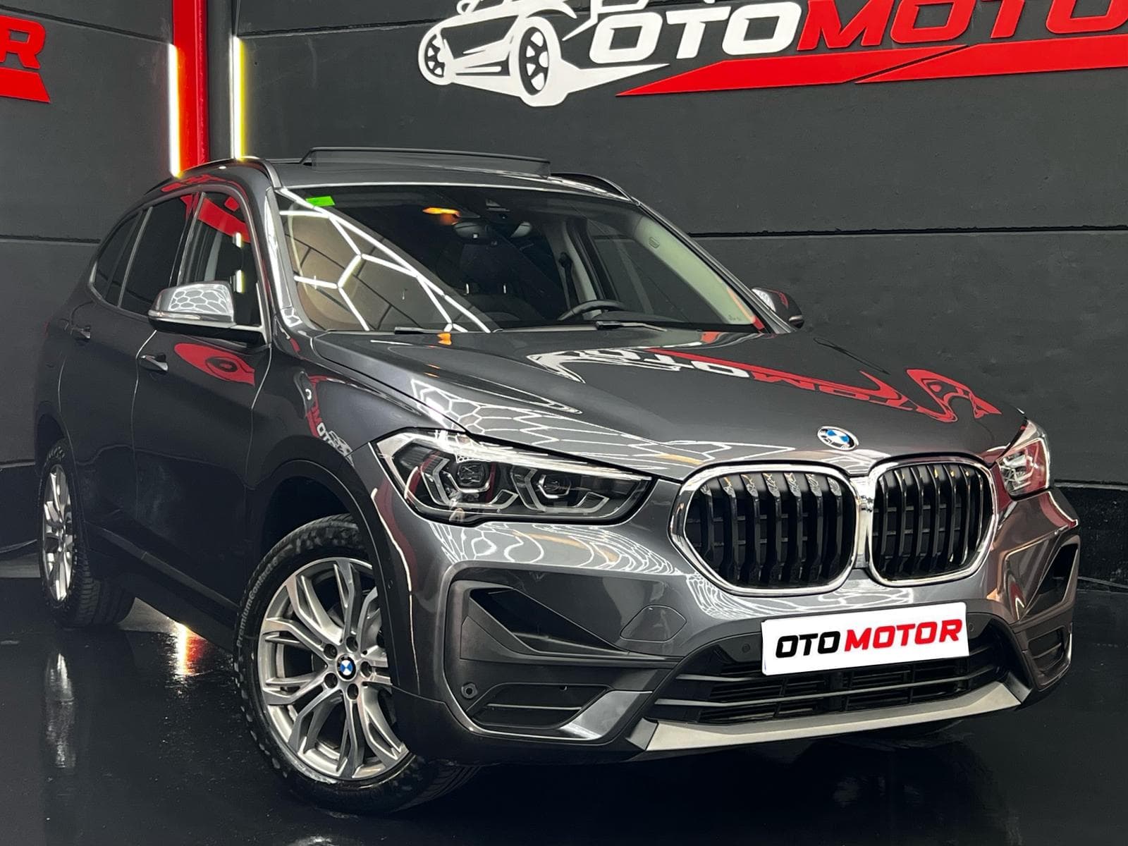 BMW X1 sDrive18i gris mineral 2021 vista frontal en OtoMotor
