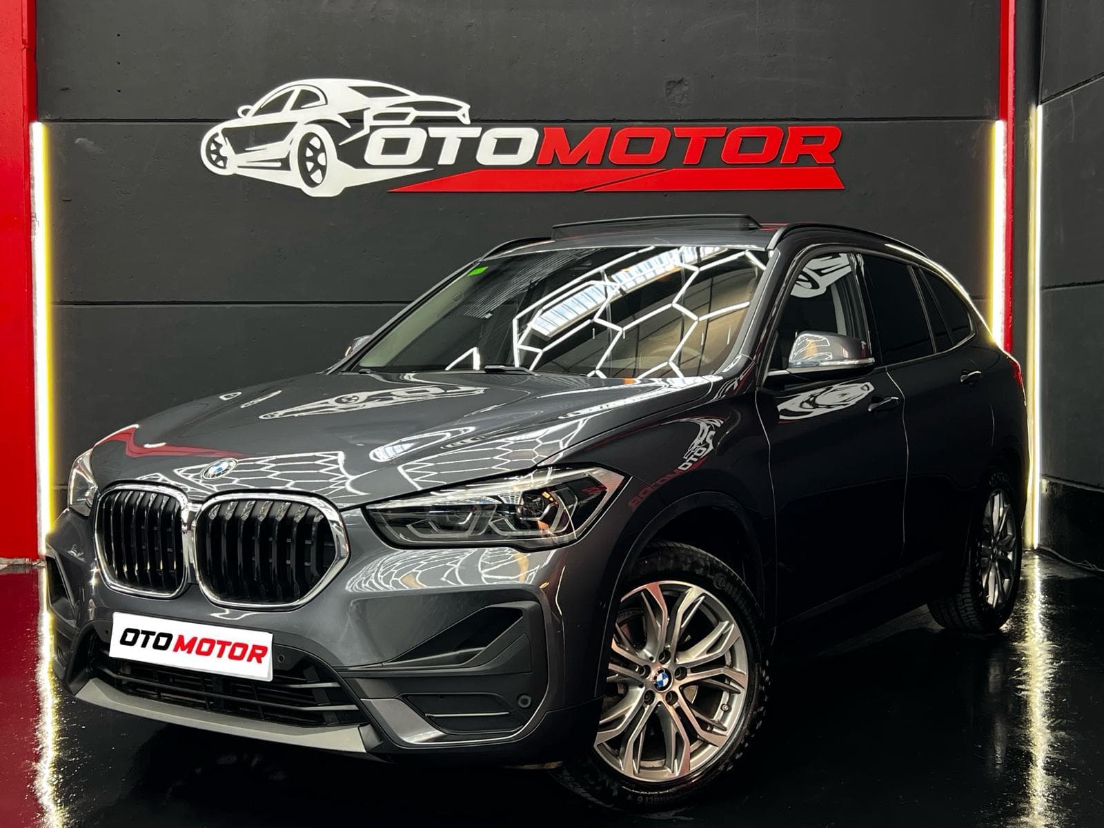 BMW X1 sDrive18i — vista frontal izquierda (1/23)