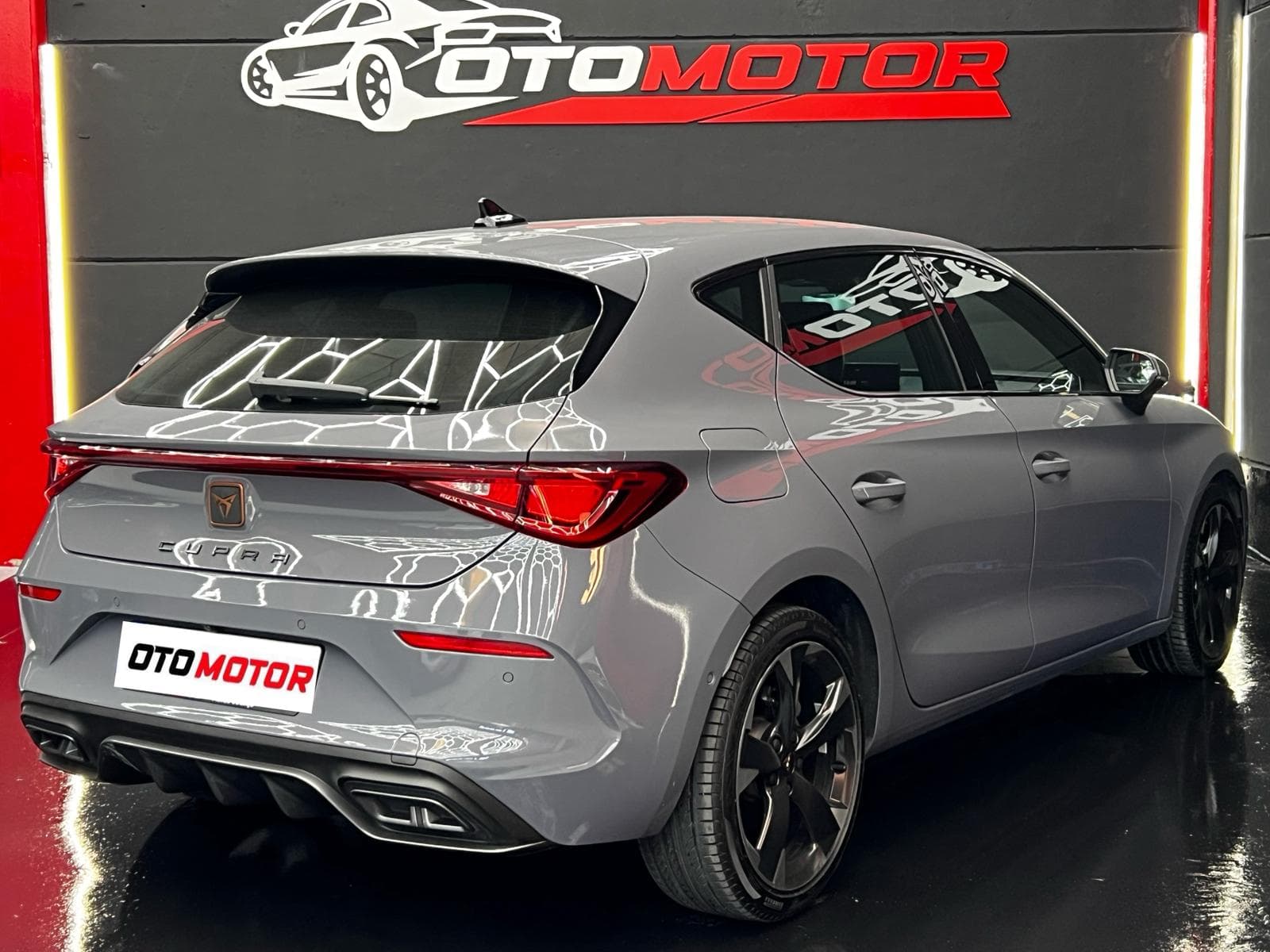 CUPRA León e-Hybrid gris, vista trasera derecha