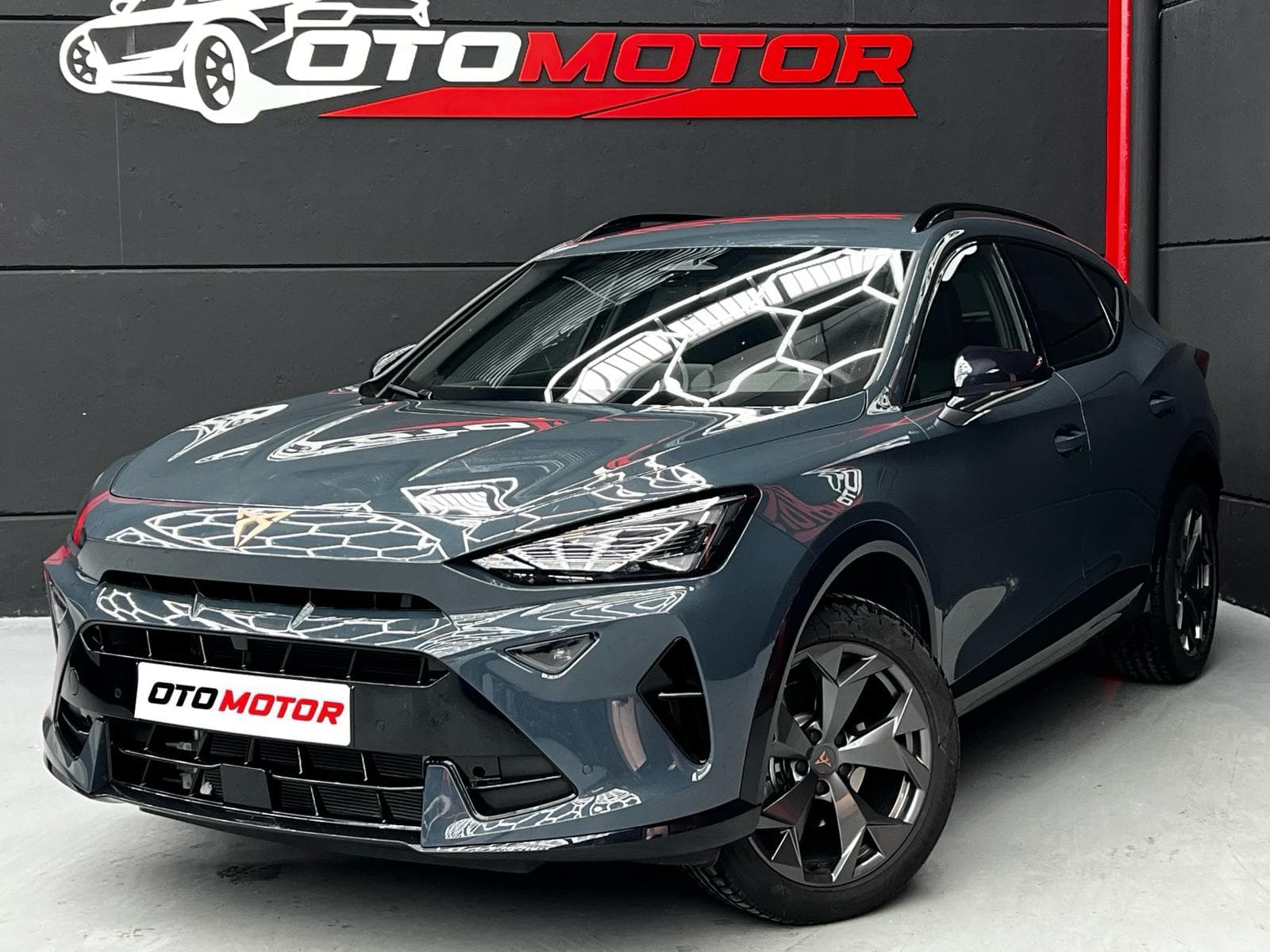 CUPRA Formentor gris oscuro, vista delantera izquierda en showroom OtoMotor