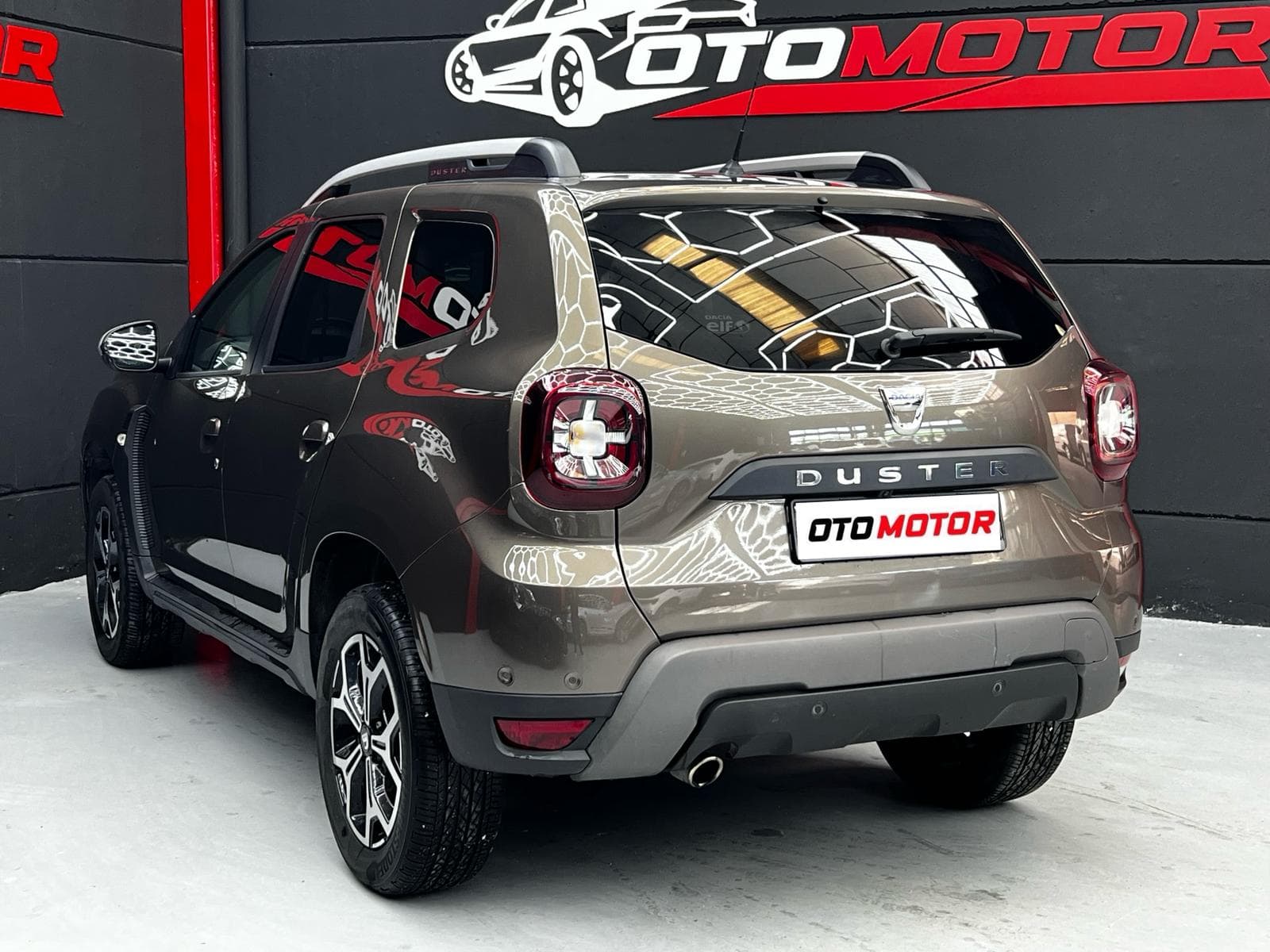 Dacia Duster Prestige marrón, vista trasera izquierda