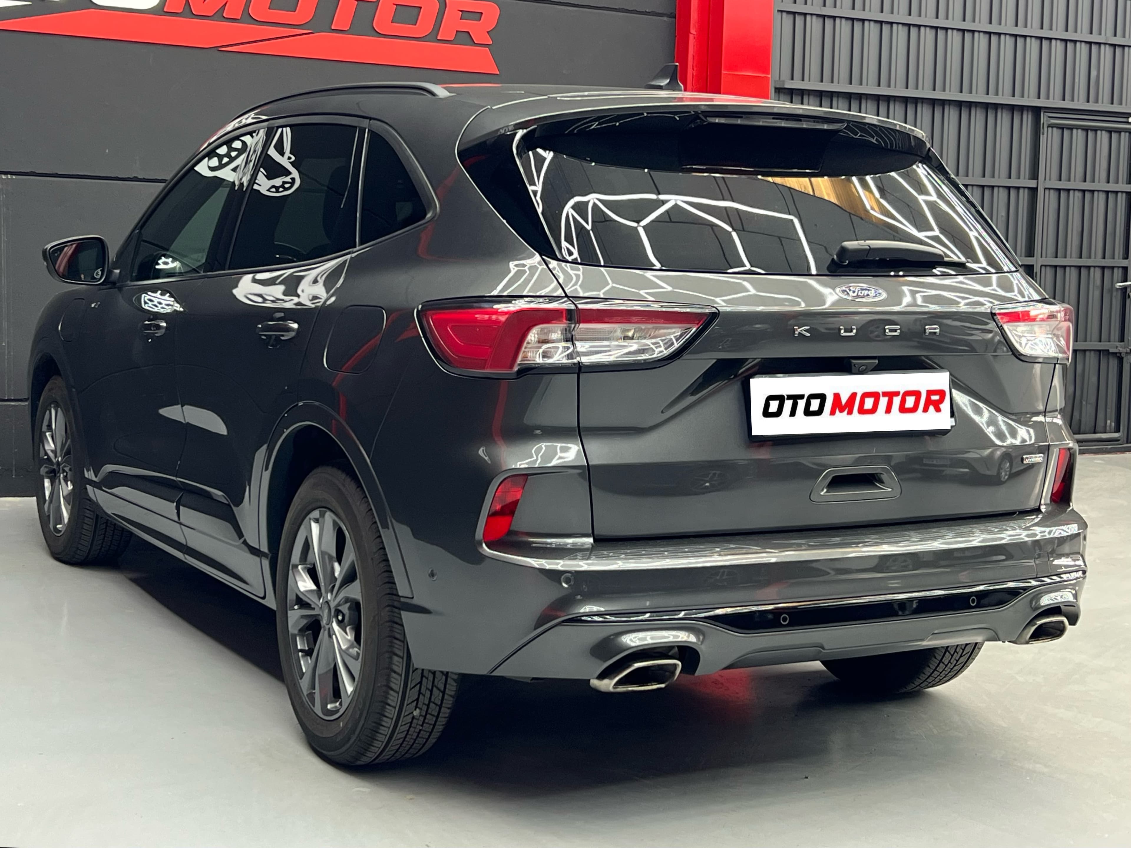 FORD Kuga ST Line PHEV gris, vista trasera izquierda