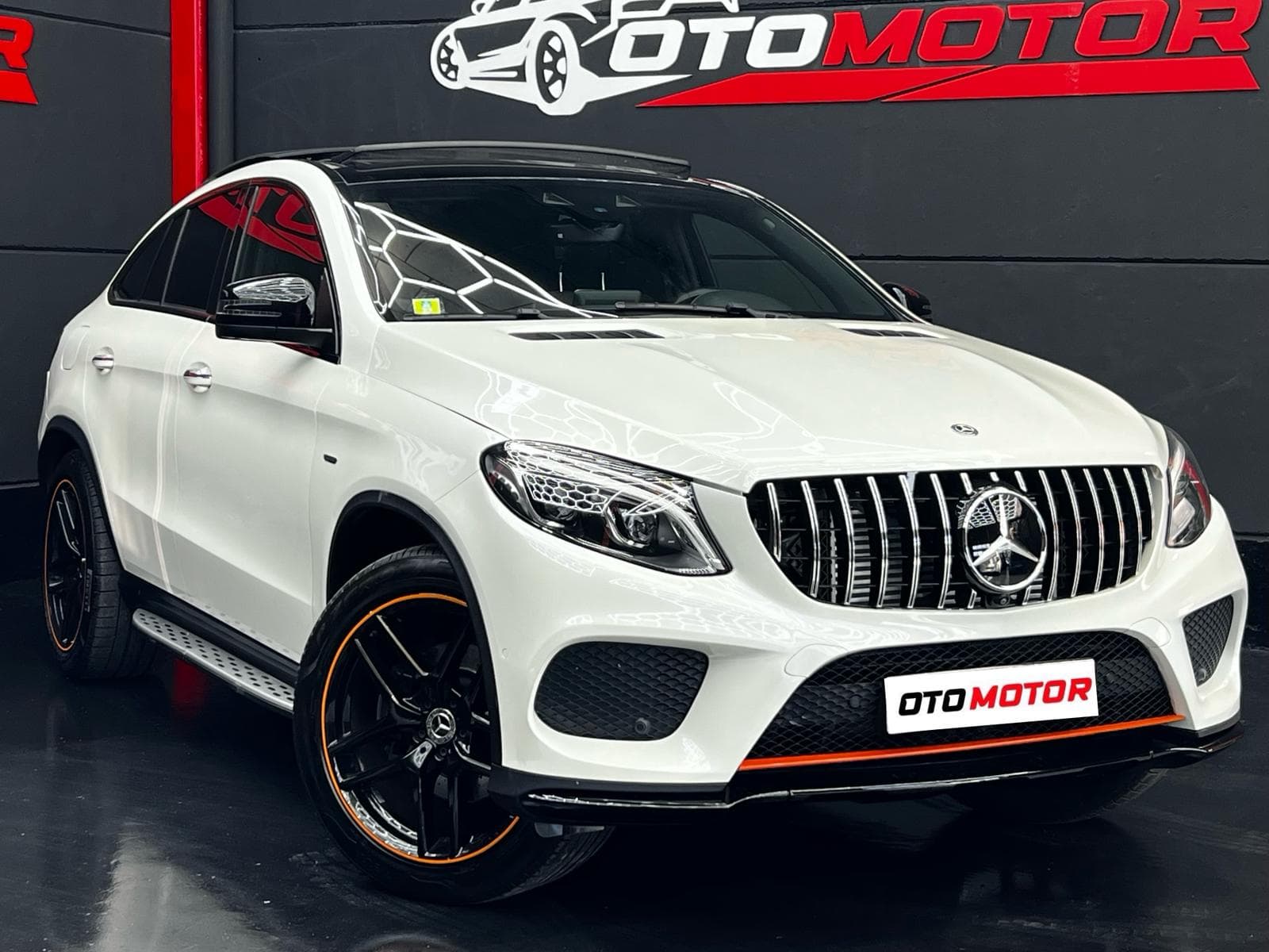 Mercedes GLE 350d Coupé blanco con detalles naranja, vista delantera izquierda en OtoMotor