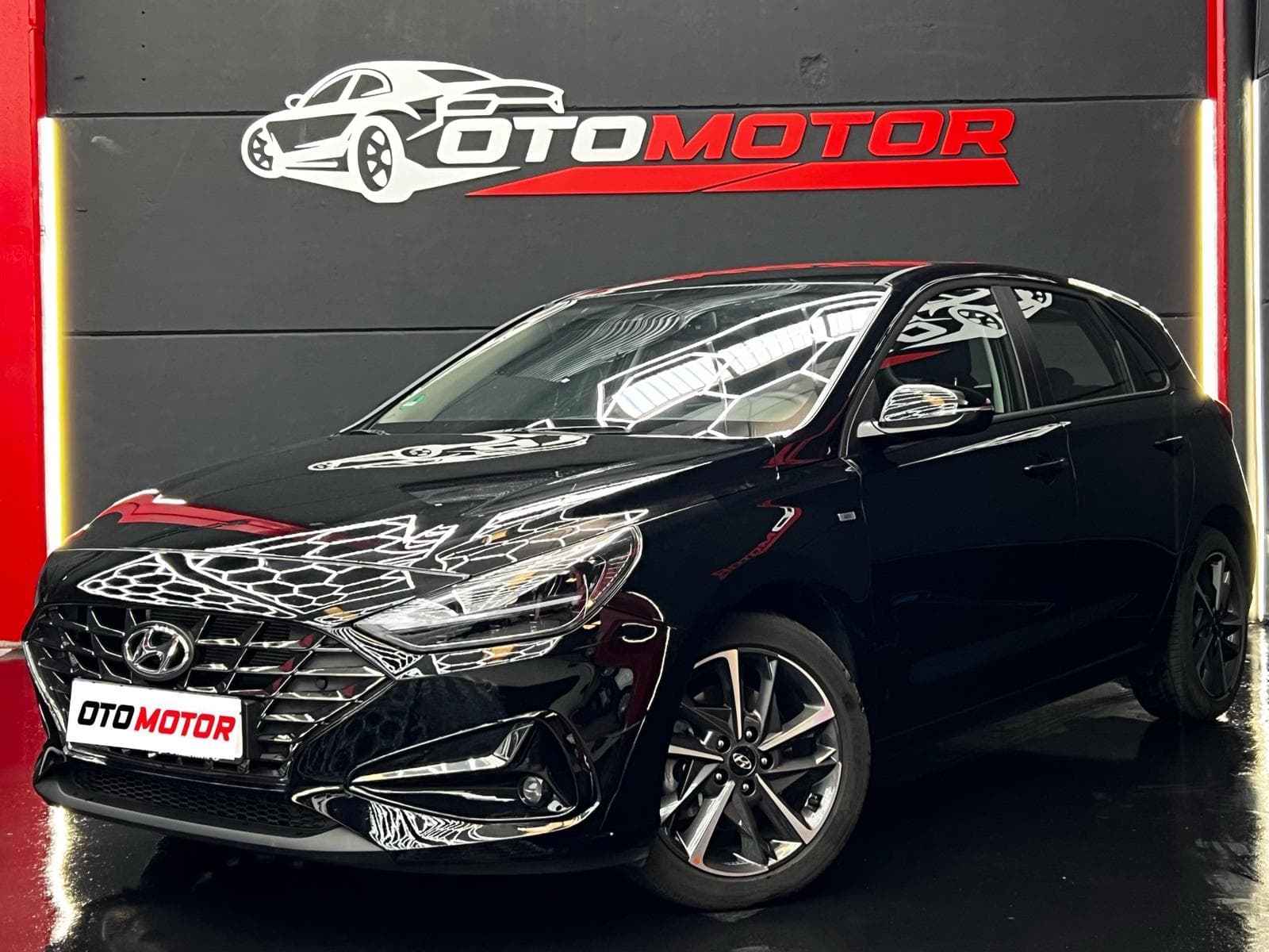Hyundai i30 negro 2025, vista delantera izquierda