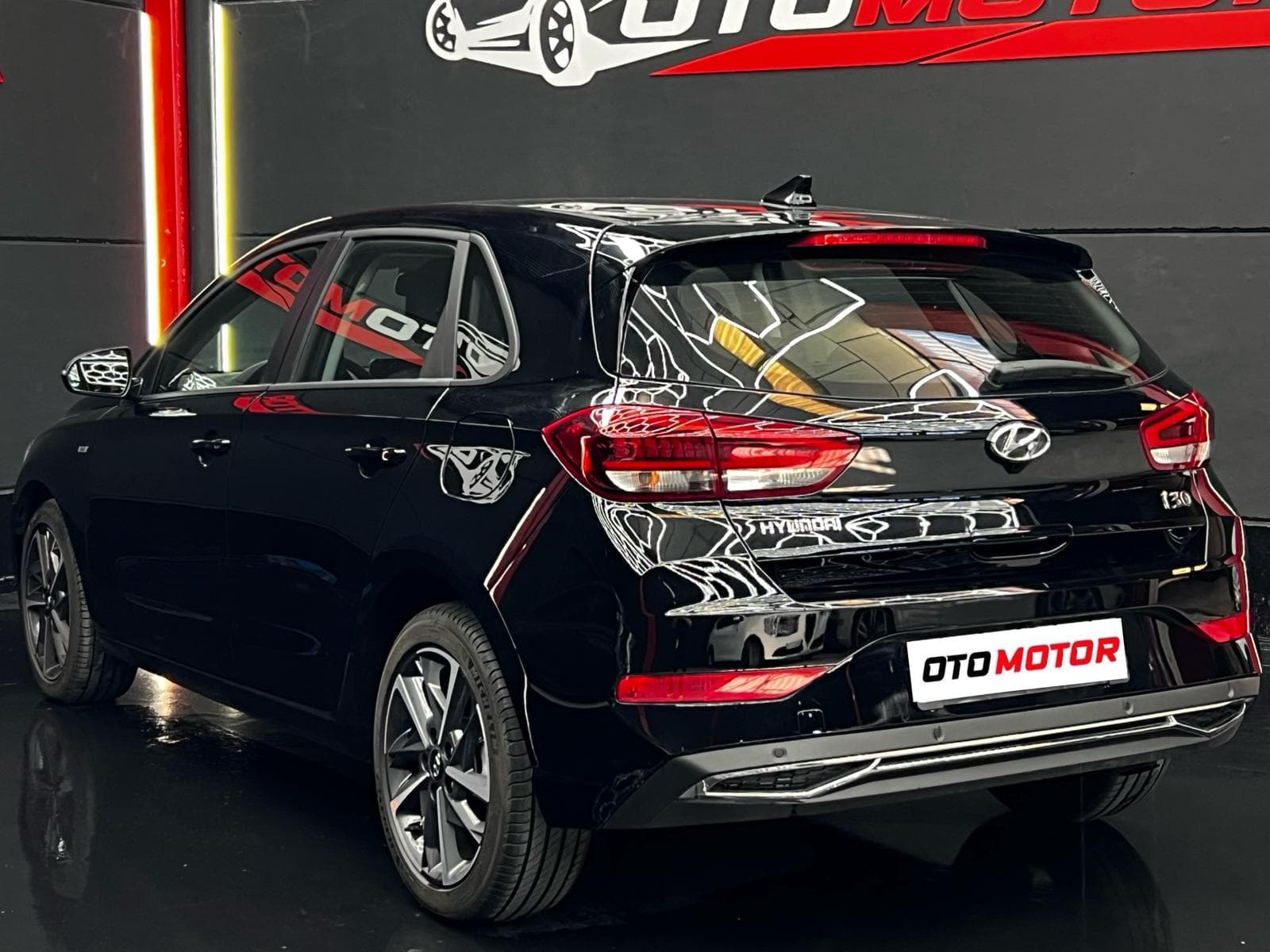 Hyundai i30 negro 2025, vista trasera izquierda