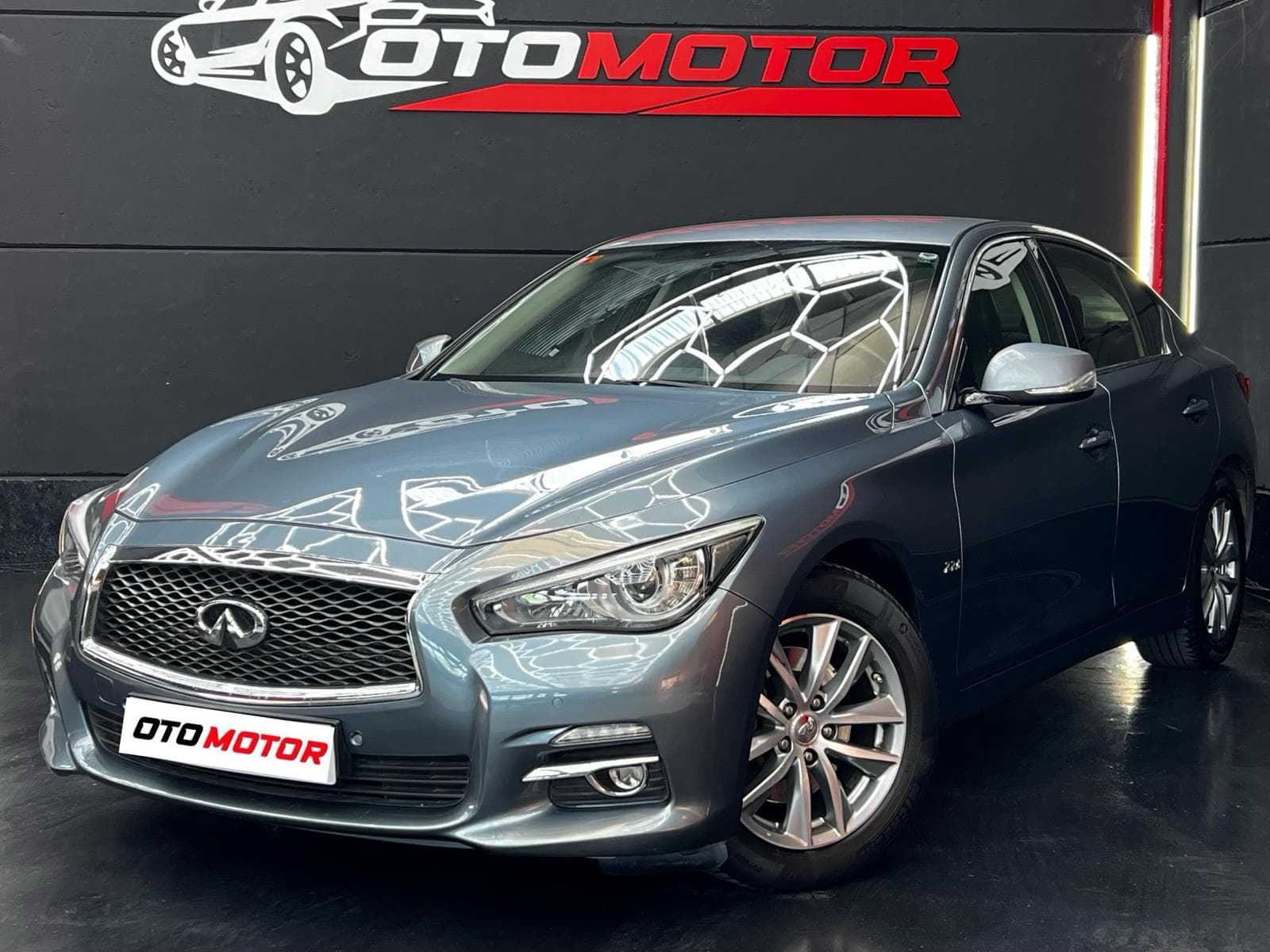 Infiniti Q50 gris 2017, vista delantera izquierda