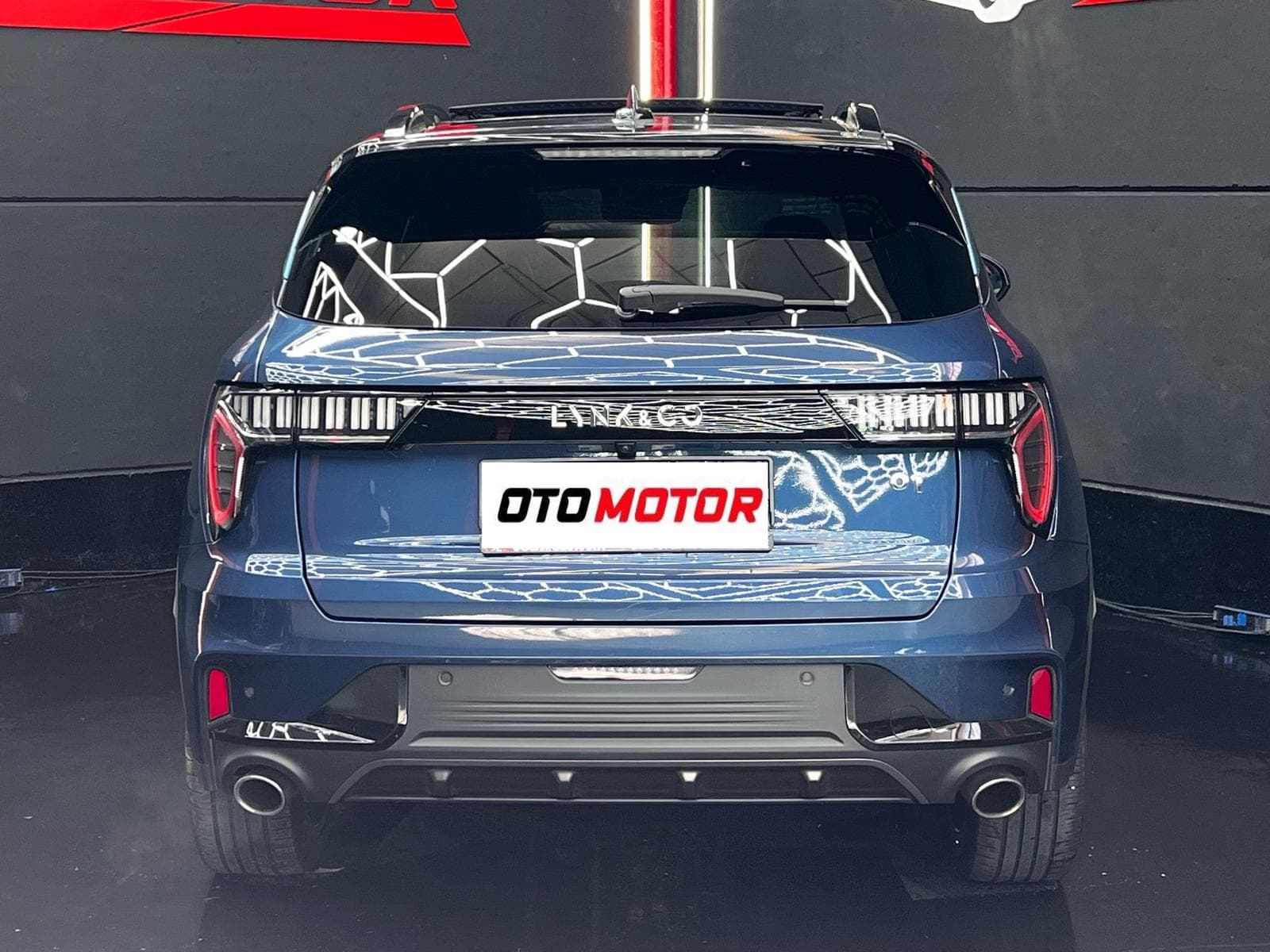 Lynk & Co 01 PHEV 2023 azul, vista trasera con logo distintivo