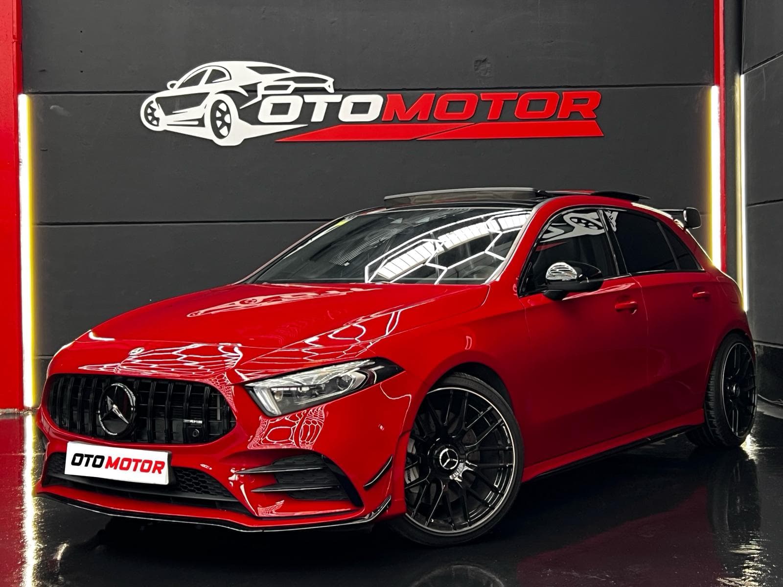 Mercedes AMG A35 4MATIC 2019 rojo, vista delantera izquierda en showroom OtoMotor