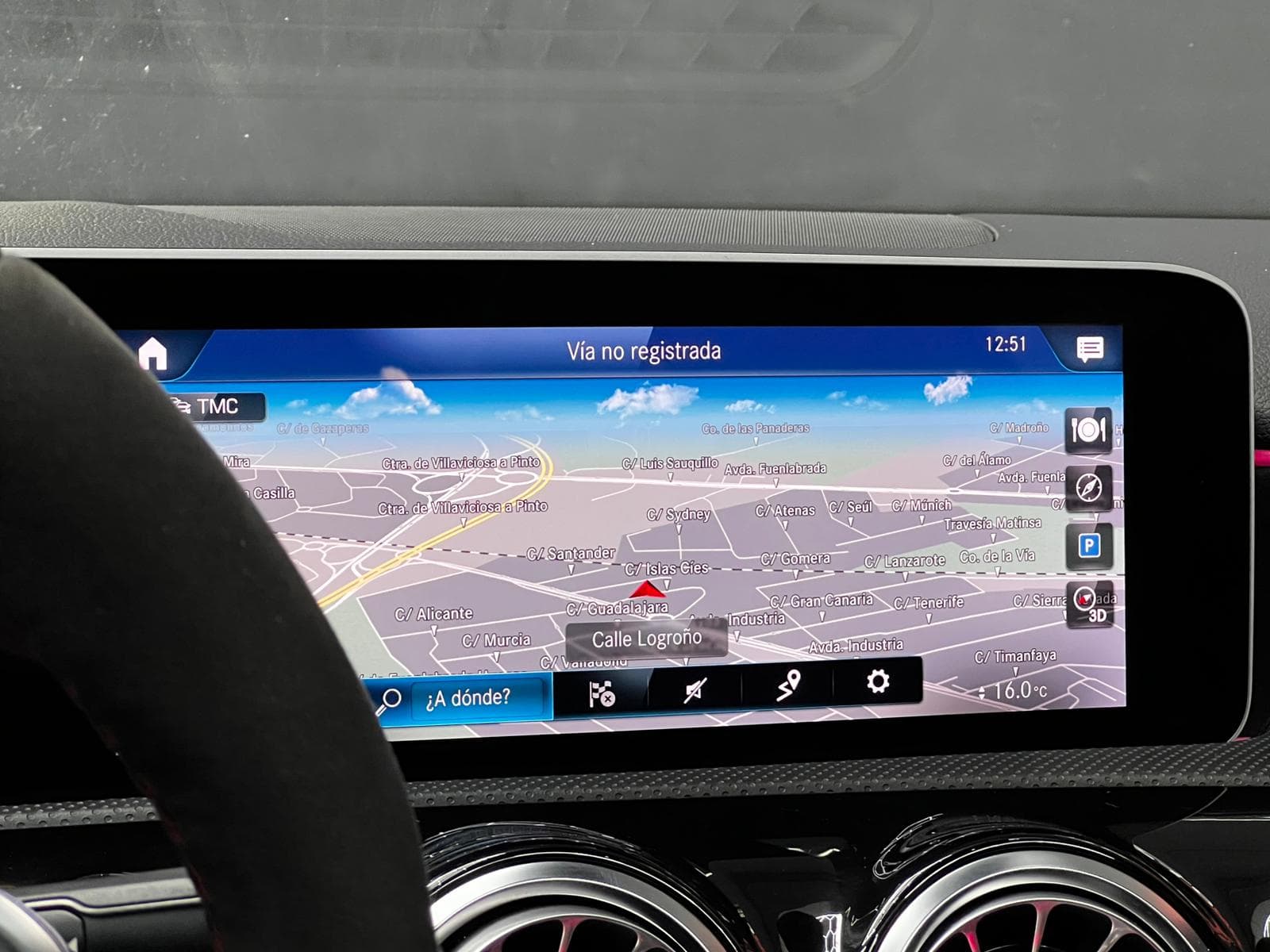 Interior Mercedes AMG A35, pantalla de navegación MBUX con ventilas AMG rojas