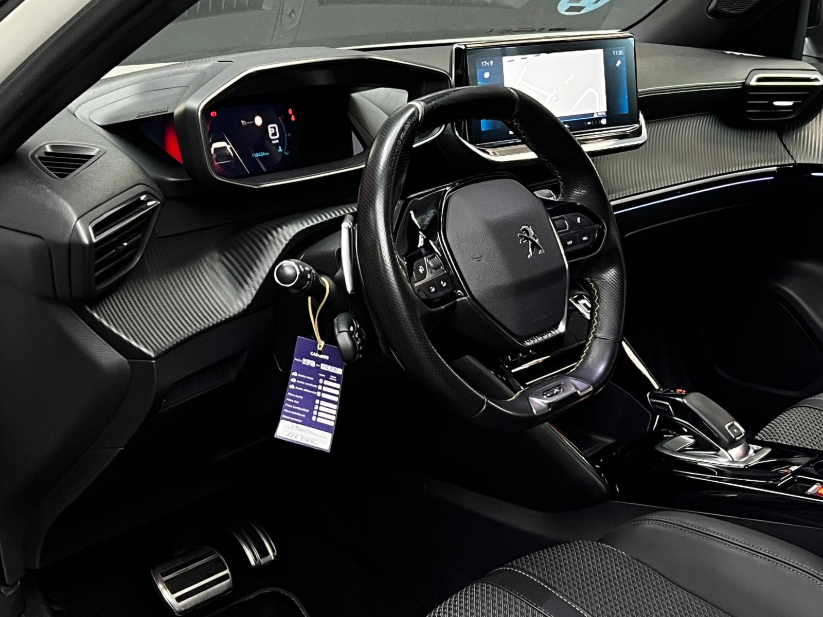 Interior Peugeot 2008 GT blanco 2021, i-Cockpit y salpicadero GT
