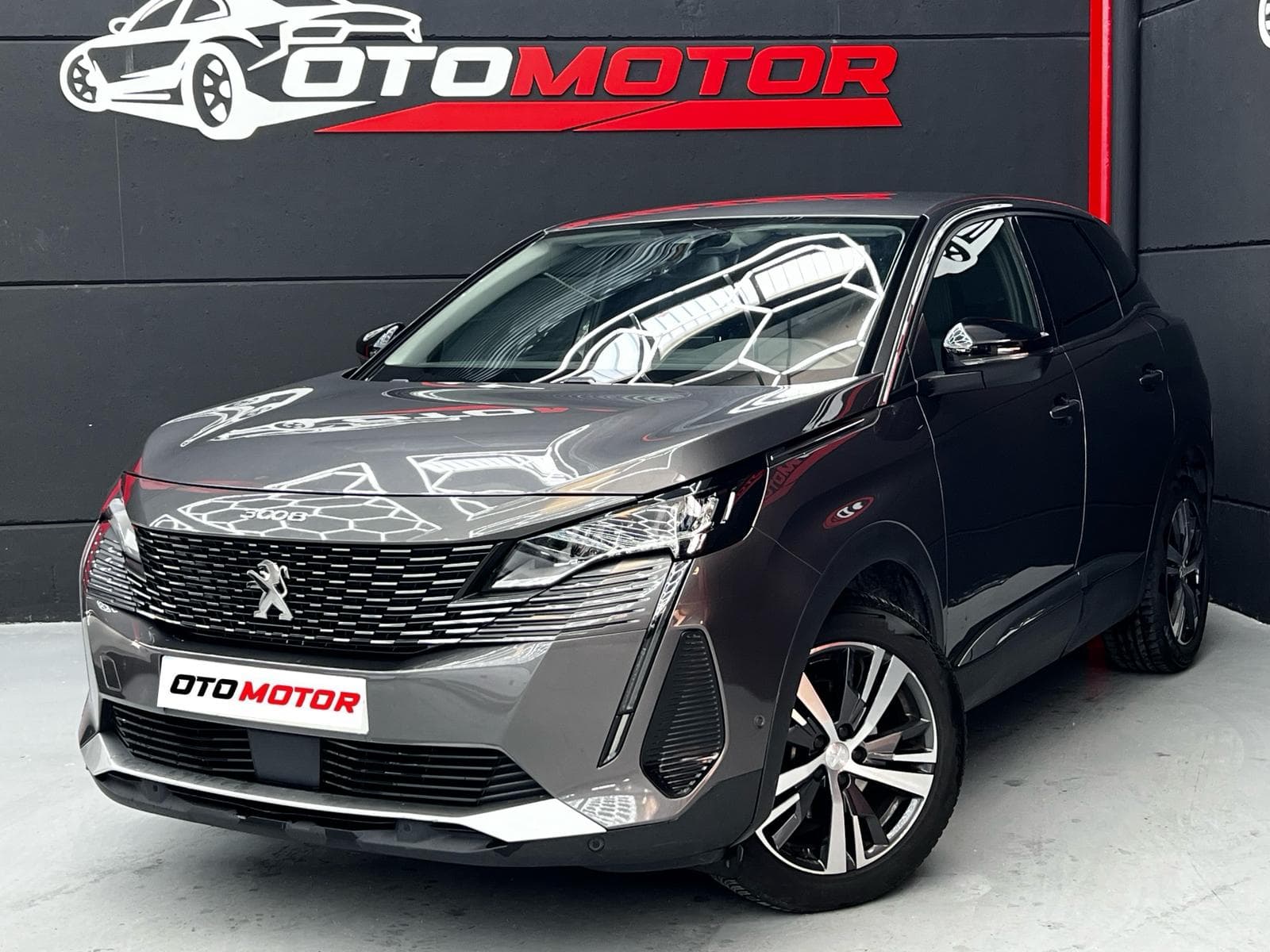 Peugeot 3008 gris 2022 acabado Style, vista frontal lateral en OtoMotor