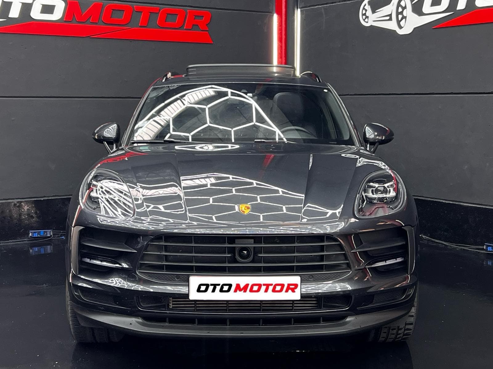 Porsche Macan negro 2019, vista frontal en showroom OtoMotor