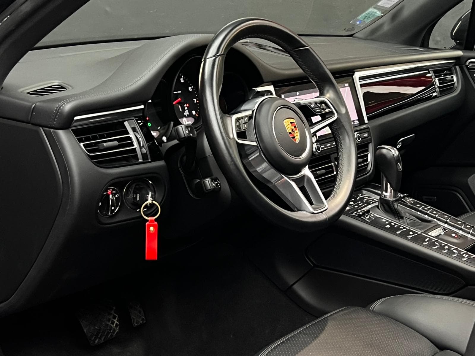 Interior Porsche Macan negro 2019, salpicadero y volante Porsche