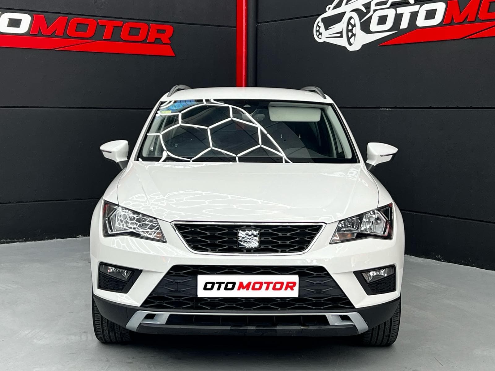 SEAT Ateca blanco perla en showroom Otomotor, vista frontal