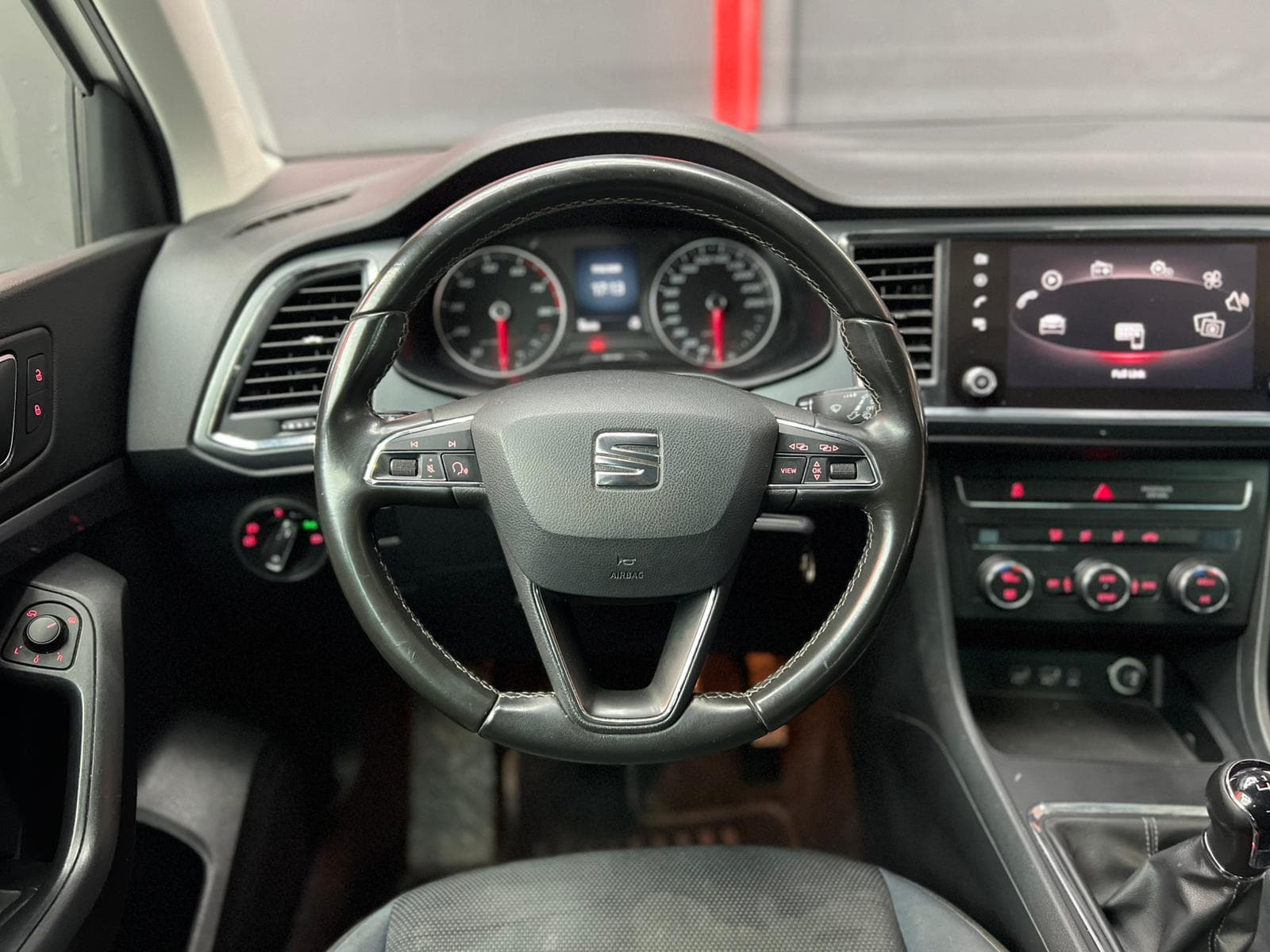 Interior SEAT Ateca blanco con volante multifunción, cuadro analógico y pantalla Full Link