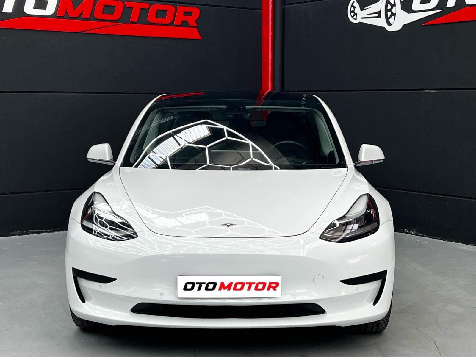 Tesla Model 3 Long Range blanco perlado 2019 vista frontal en Otomotor
