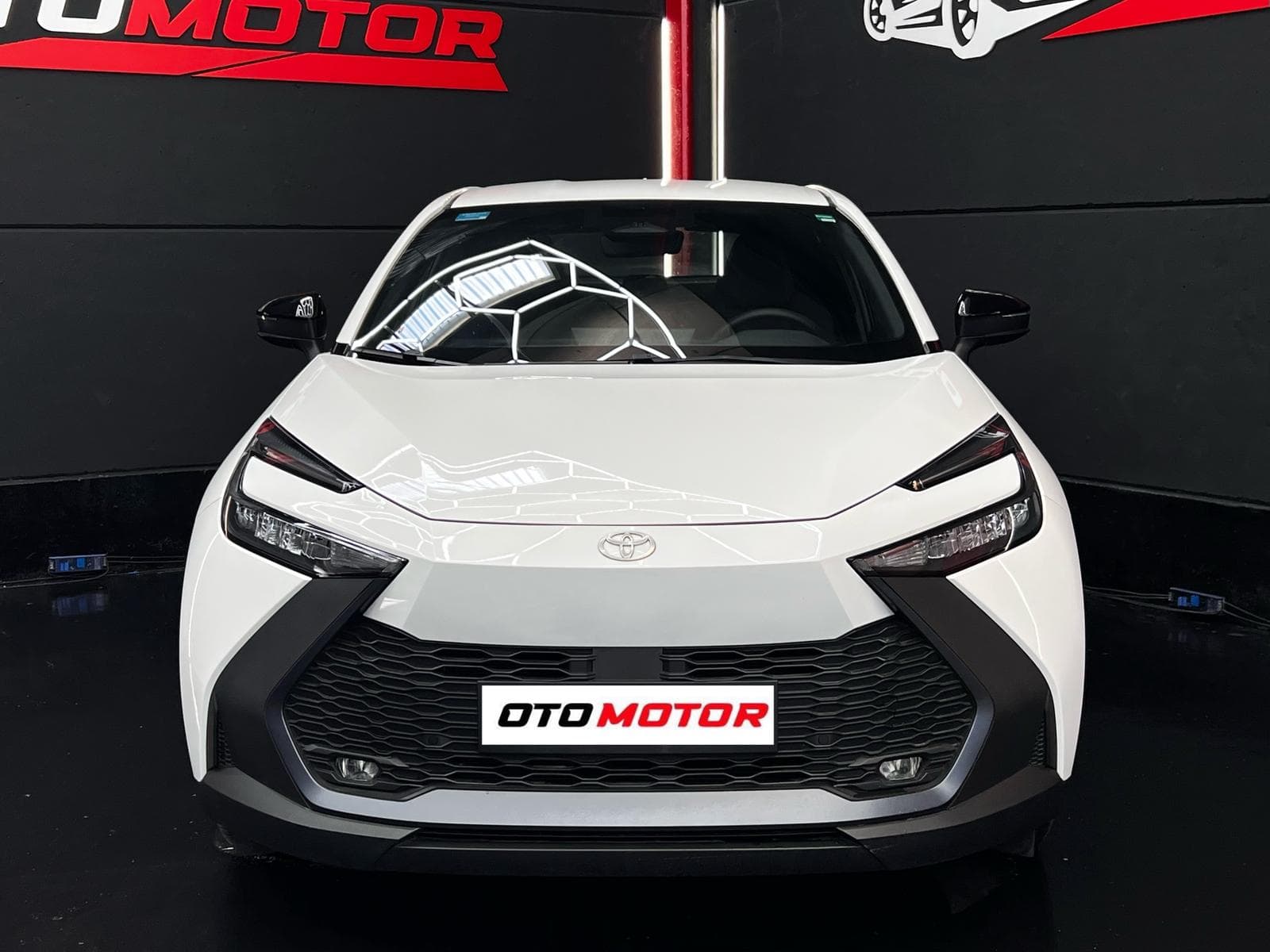 Toyota C-HR 2.0 PHEV blanco 2024 vista frontal en Otomotor
