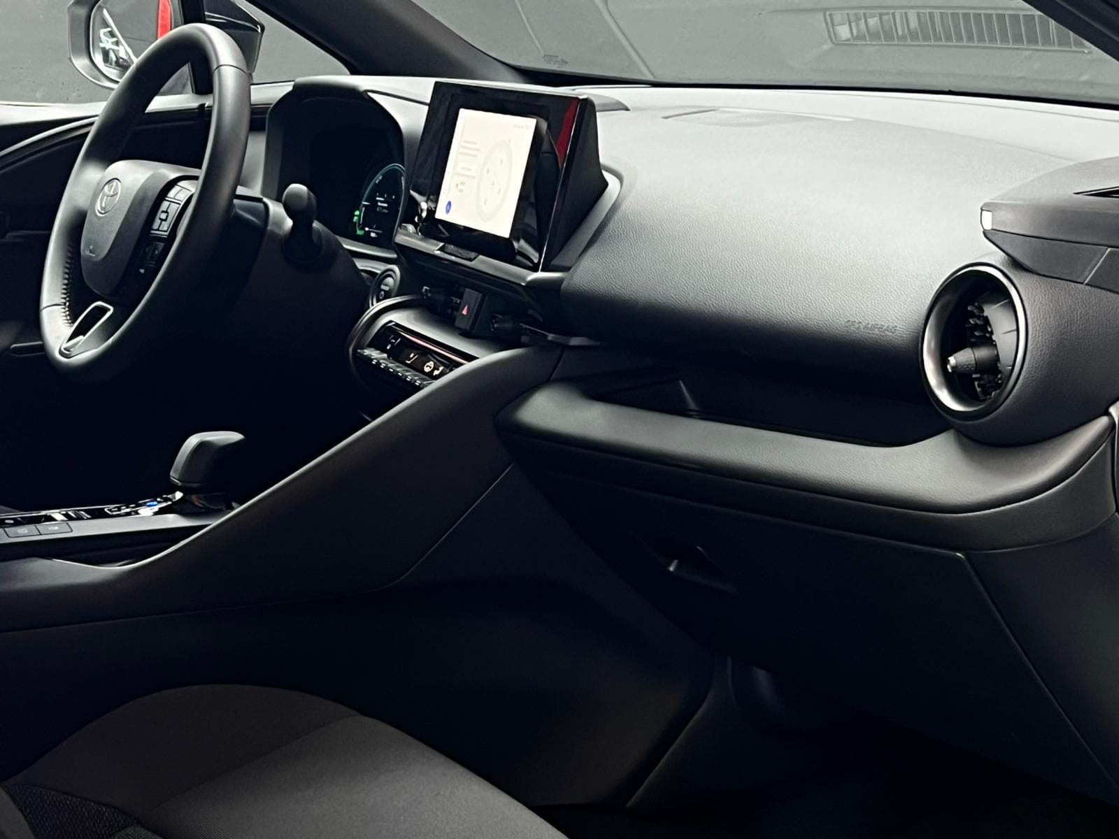 Interior Toyota C-HR PHEV blanco con pantalla 12,3" Toyota Smart Connect y cuadro digital