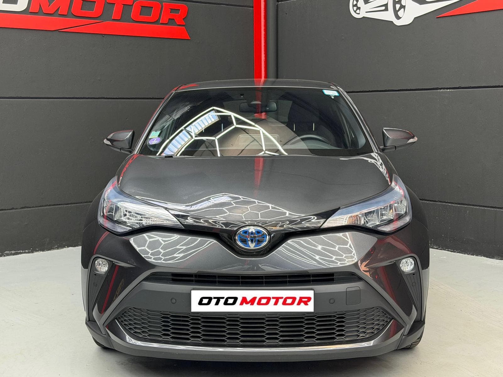 Toyota C-HR gris oscuro 2023 vista frontal en Otomotor