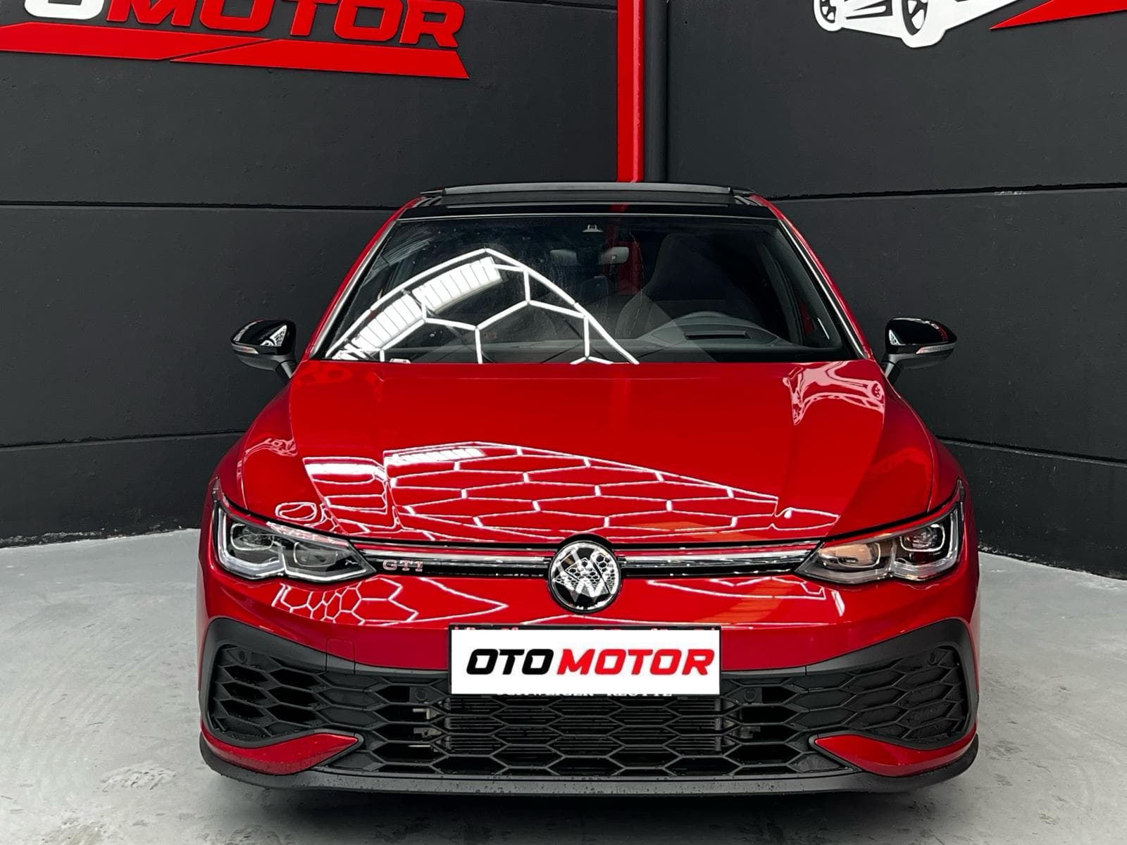 Volkswagen Golf GTI Clubsport 45 Aniversario rojo Tornado 2022 vista frontal en Otomotor
