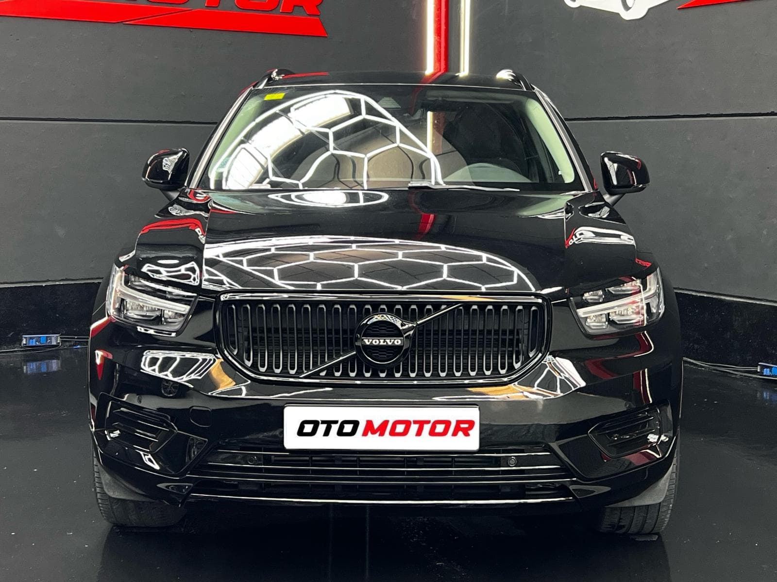 Volvo XC40 T3 negro Onyx 2020 vista frontal en Otomotor