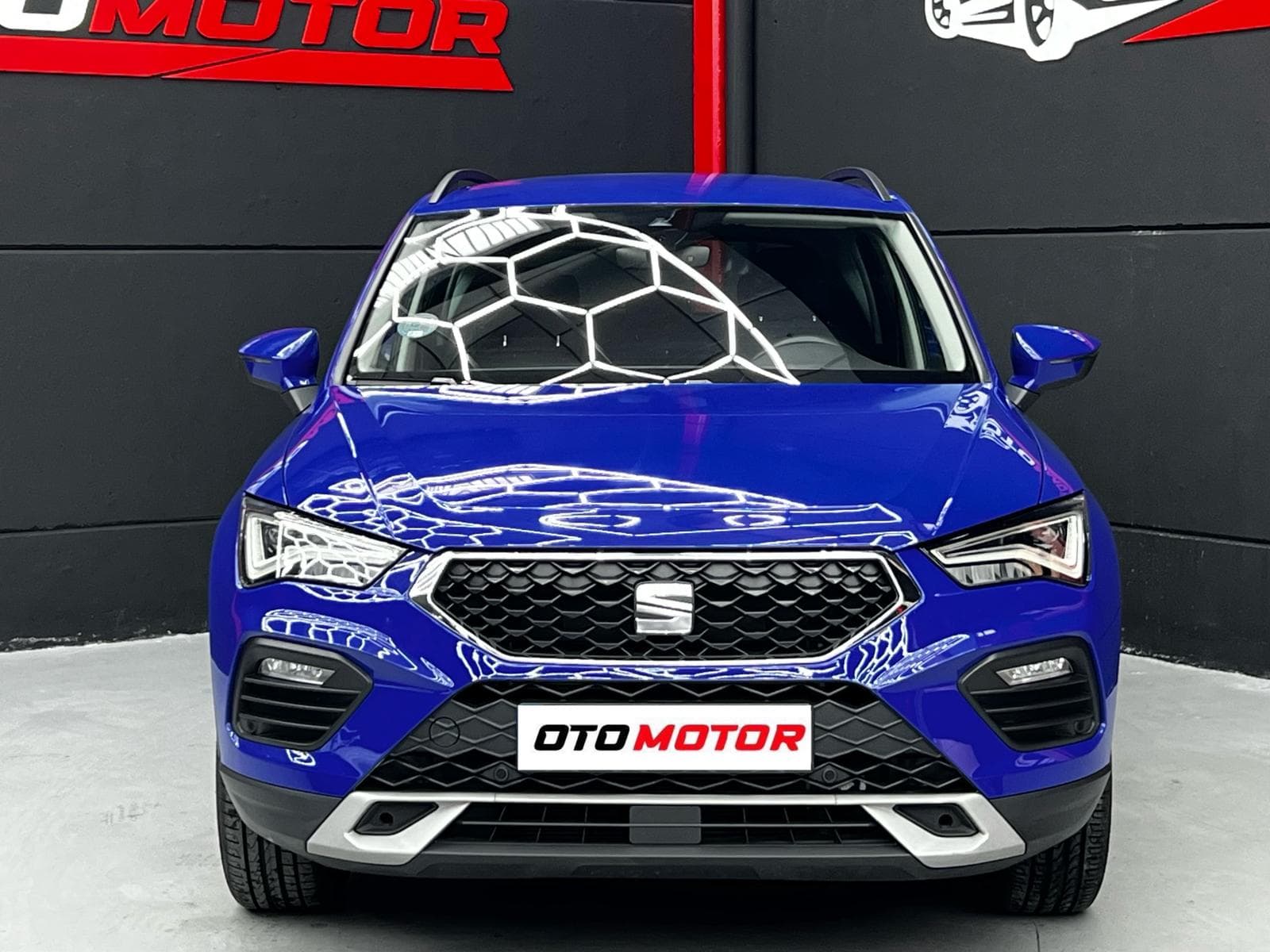 SEAT Ateca facelift azul con faros LED full, vista frontal en Otomotor