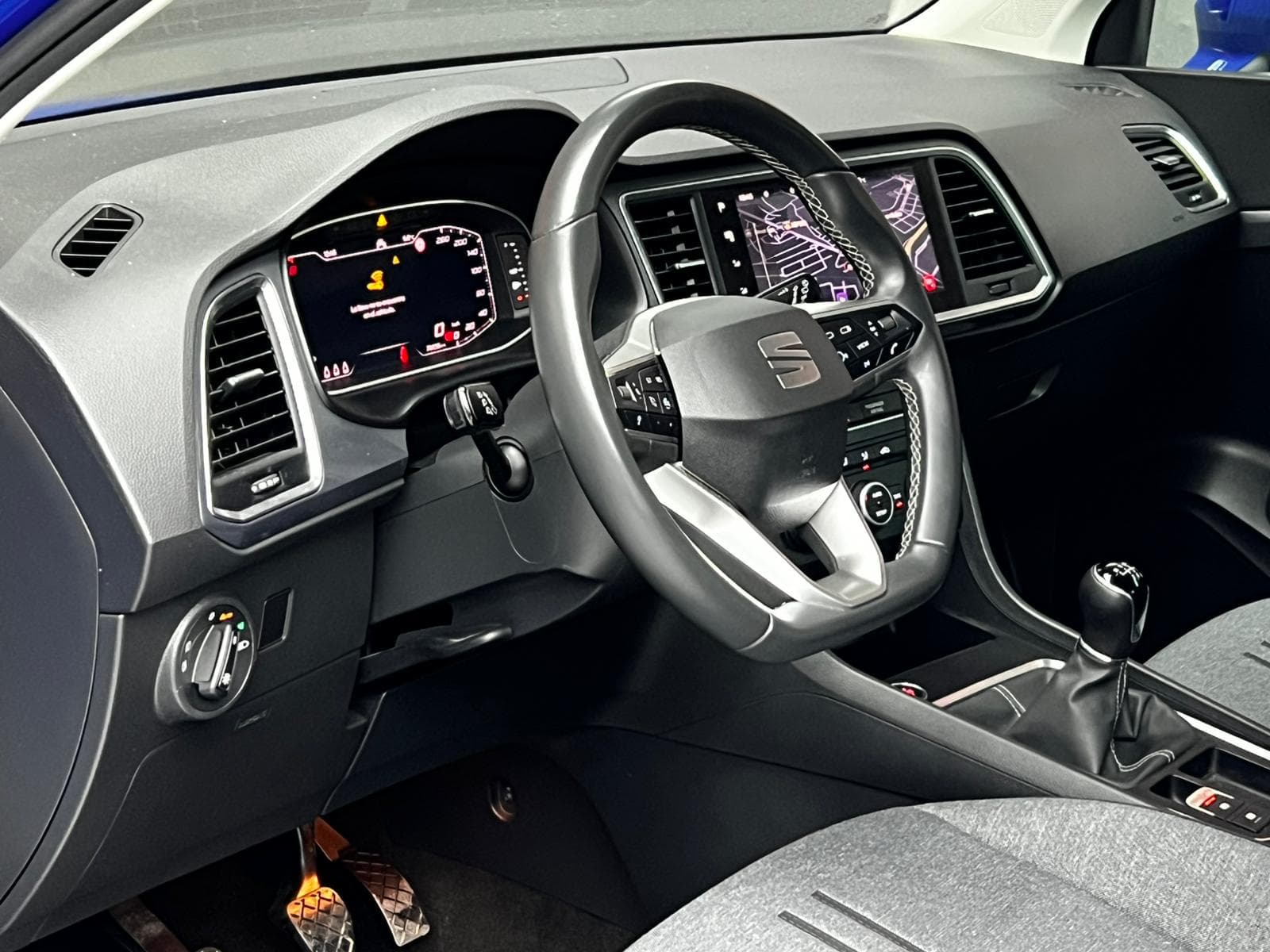 Interior SEAT Ateca azul facelift con cuadro digital, pantalla táctil 10,25" y navegación